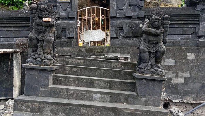 Kondisi rusaknya Pura Tirta Rambut Siwi karena abrasi pantai di Desa Yehembang Kangin, Kecamatan Mendoyo, Kabupaten Jembrana, Rabu (20/5/2026). (Istimewa)