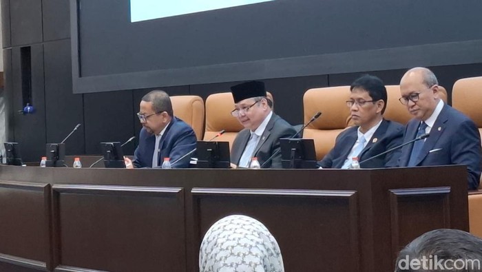 Konferensi pers di DPR