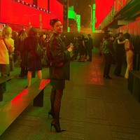 Sang aktris tampil dalam balutan busana serba hitam, dengan atasan kemeja berlapis coat panjang. Serasi dengan Zhang Linghe. Foto: dok. Instagram @leeyoungae0824