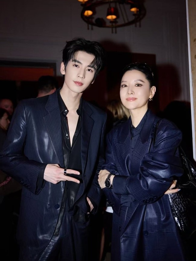 Aktris Korea Lee Young Ae mencuri atensi dengan visual awet mudanya di fashion show Gucci Cruise 2027. Ia juga berinteraksi dengan aktor tampan, Zhang Linghe yang tengah viral digandrungi pecinta drama Cina. Foto: dok. Instagram @leeyoungae0824