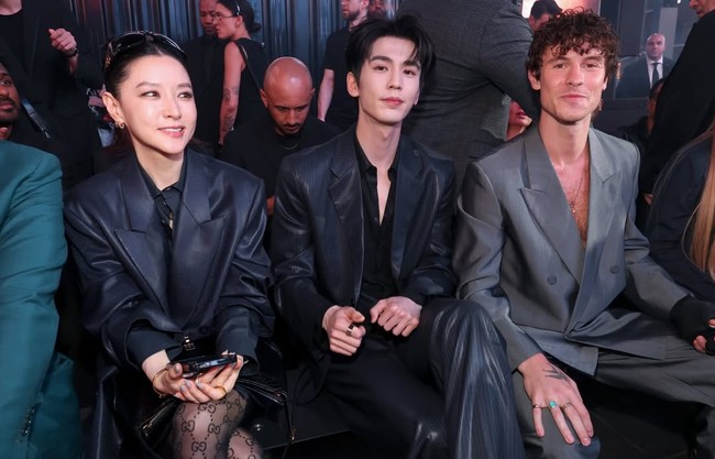 Dalam salah satu foto, Lee Young Ae dan Zhang Linghe berpose bersama Shawn Mendes, yang juga menghadiri peragaan busana Gucci di Times Square, New York itu. Foto: dok. Instagram @leeyoungae0824