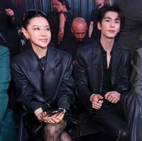 Dalam salah satu foto, Lee Young Ae dan Zhang Linghe berpose bersama Shawn Mendes, yang juga menghadiri peragaan busana Gucci di Times Square, New York itu. Foto: dok. Instagram @leeyoungae0824