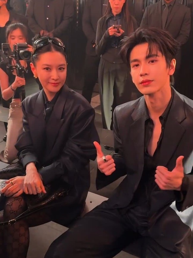 Interaksi Lee Young Ae dan Zhang Linghe terekam dalam unggahan Instagram Vogue Taiwan. Netizen sontak menyorot status keduanya, yang sama-sama berkontribusi menyebarkan popularitas drakor dan dracin. Foto: dok. Instagram @leeyoungae0824
