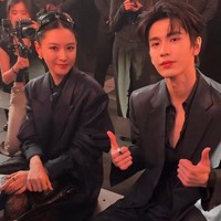 Interaksi Lee Young Ae dan Zhang Linghe terekam dalam unggahan Instagram Vogue Taiwan. Netizen sontak menyorot status keduanya, yang sama-sama berkontribusi menyebarkan popularitas drakor dan dracin. Foto: dok. Instagram @leeyoungae0824