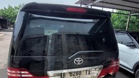 Tertulis bahwa mobil ini dilengkapi dengan BPKB No: E 9947659 G per 15 Juni 2017. STNK tak disebutkan, namun tersemat pelat nomor B 8288 TX. Ditelusuri detikOto dalam laman Informasi Data Kendaraan dan Pajak Kendaraan Bermotor Pemerintah Provinsi DKI Jakarta, mobil ini terdaftar sebagai kendaraan pertama atas nama PT Sinarupjaya Utama. Foto: Dok.lelang.go.id