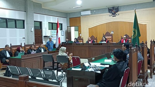 Lucky Endrawati menjadi saksi ahli pidana di ruang sidang Pengadilan Tipikor Mataram, Rabu (20/5/2026).