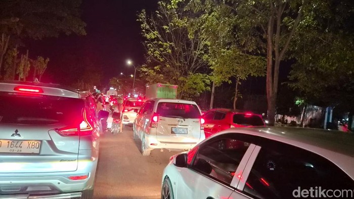 Macet di Jalan Urip Sumoharjo menuju Perintis Kemerdekaan Makassar.