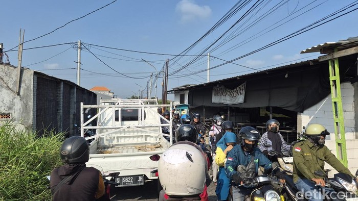 Macet di kawasan Pakal Surabaya