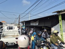 Pakal Surabaya Dikepung Macet, Pengendara Terjebak hingga 2 Jam
