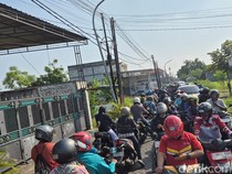Kawasan Pakal ke Arah Gresik Macet Parah Pagi Ini