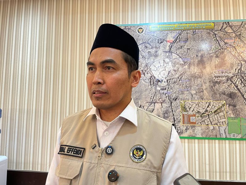 makanan jemaah haji saat di Armuzna Direktur Jenderal Pengembangan Ekosistem Ekonomi Haji Kementerian Haji dan Umrah (Kemenhaj), Jaenal Effendi, saat menunjukkan contoh makanan siap santap di Kantor Daerah Kerja (Daker) Makkah, Selasa (19/5/2026). (Media Center Haji 2026)