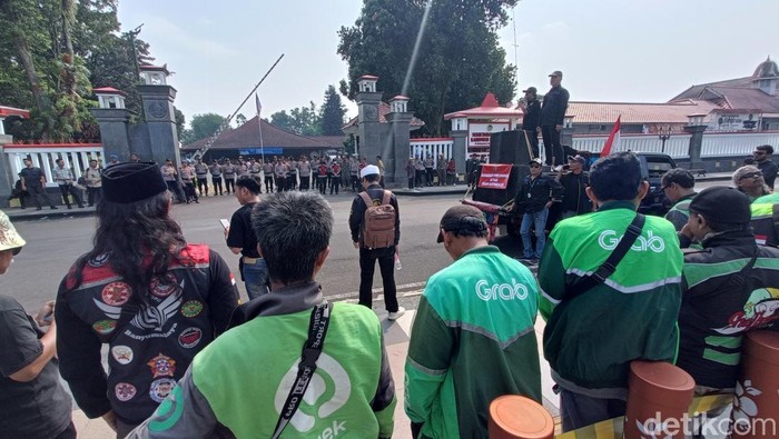Massa driver ojek online Banyumas Raya demo di Alun-alun Purwokerto, Rabu (20/5/2026).