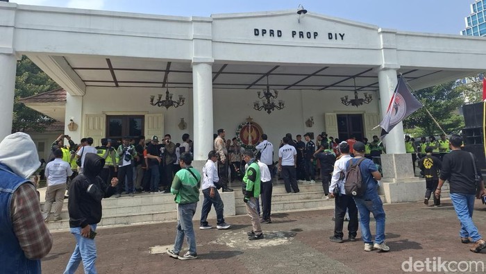 Massa driver ojek online demo di halaman gedung DPRD DIY, Rabu (20/5/2026) siang.