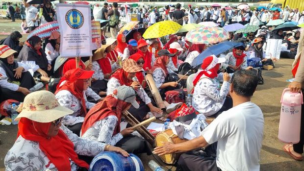 Massa guru madrasah swasta demo di depan gedung DPR hari ini (Taufiq/detikcom)