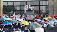Massa Guru Madrasah Swasta Demo di Depan DPR, Minta Diangkat Jadi ASN