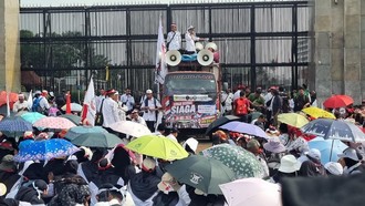 Massa Guru Madrasah Swasta Demo di Depan DPR, Minta Diangkat Jadi ASN