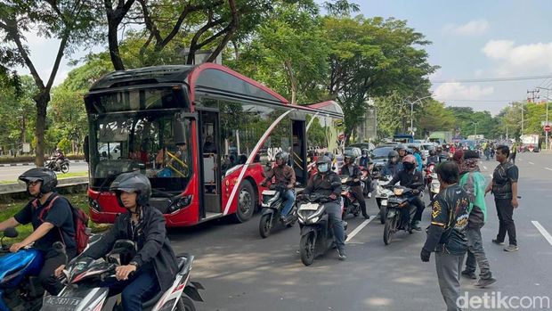 Massa ojol mulai padati Frontage Ahmad Yani, sweeping ke ojol lain Massa ojol mulai padati Frontage Ahmad Yani, sweeping ke ojol lain