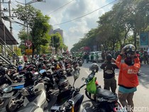 Massa Demo Ojol Padati Frontage A Yani Surabaya, Lakukan Sweeping