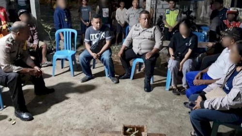 Polisi saat memediasi kasus penganiayaan seorang bayi di Kelurahan Naioni, Kecamatan Alak, Kota Kupang, NTT, Selasa (19/05/2026).