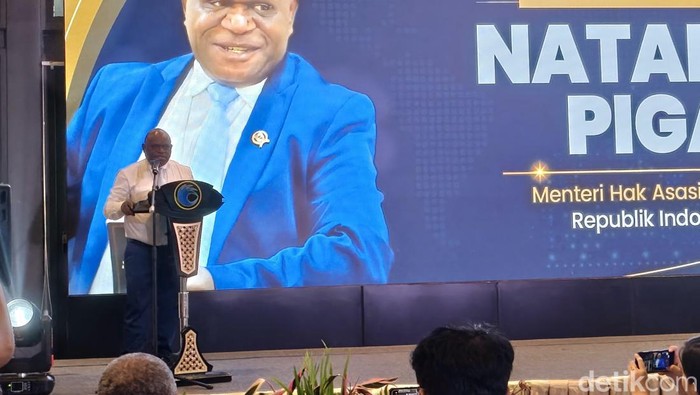 Menteri HAM Natalius Pigai saat membuka Kelas Jurnalis HAM 2026.