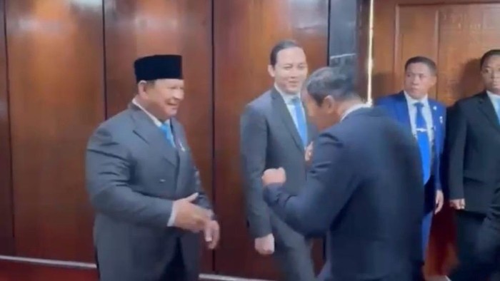 Momen Presiden Prabowo gaya tinju saat bertemu dengan Senator Daud Yordan di Paripurna DPR. (Dok. Istimewa)