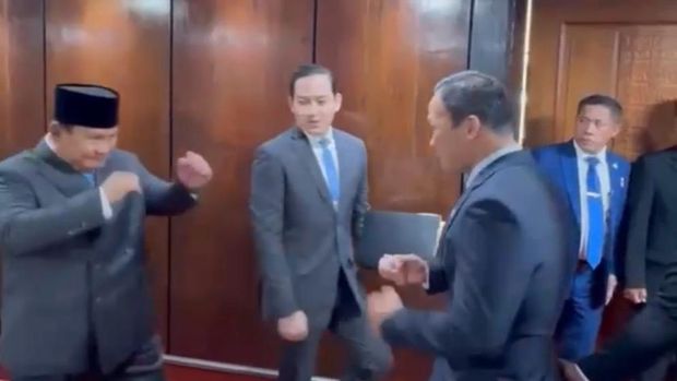 Momen Presiden Prabowo gaya tinju saat bertemu Senator Daud Yordan di Paripurna DPR. (dok istimewa)