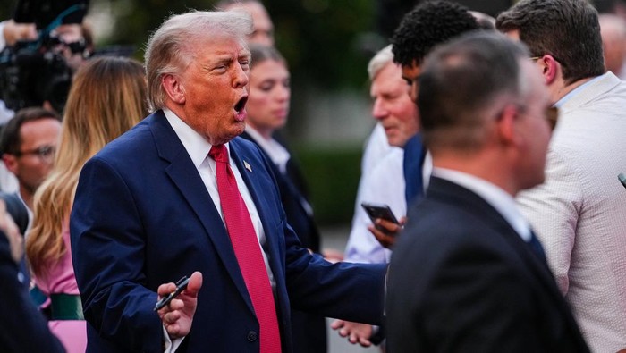 Suasana hangat dan santai mewarnai acara Piknik Kongres yang digelar di halaman White House, Selasa (19/5/2026). Donald Trump bersama Melania Trump hadir menyapa para tamu dan anggota Kongres Amerika Serikat dalam acara tahunan tersebut. REUTERS/Eric