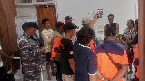 Nelayan bernama Imanuel Lappa Ga (56) dirawat di Puskesmas Daieko, Kabupaten Sabu Raijua, seusai ditemukan selamat dalam insiden perahu terbalik. (Dok. Kantor Pencarian dan Pertolongan Kupang).