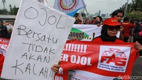 Mereka juga menuntut realisasi potongan aplikator sebesar 8 persen serta perlindungan dan keamanan kerja yang lebih baik. 