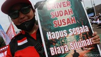 Massa meminta tarif layanan yang dinilai lebih adil dan transparan bagi mitra pengemudi. 