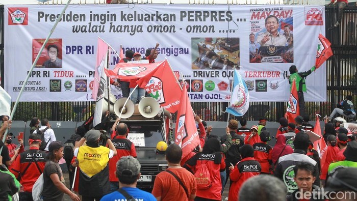 Pengemudi ojek daring dari berbagai komunitas menggelar aksi unjuk rasa di depan gerbang DPR/MPR RI, Jakarta, Rabu (20/5/2026).