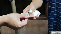 Meski bertarif realtif murah, pengunjung tetap dapat memilih model rambut yang diinginkan. Supri dan Saiful berbincang di sela melayani pelanggan di Pangkas Rambut Pemuda, Kota Bogor. Keduanya mengaku memilih mempertahankan tarif murah demi membantu warga kecil.