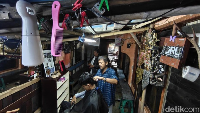 Pangkas Rambut Pemuda Bogor. Pangkas Rambut Pemuda Bogor.