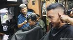 Potret Pangkas Rambut Pemuda Bogor Cuma Rp 5 Ribu