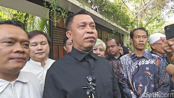 Pangeran Jilah bersama rombongan usai bertemu dengan Jokowi di Sumber, Banjarsari, Solo, Rabu (20/5/2026).