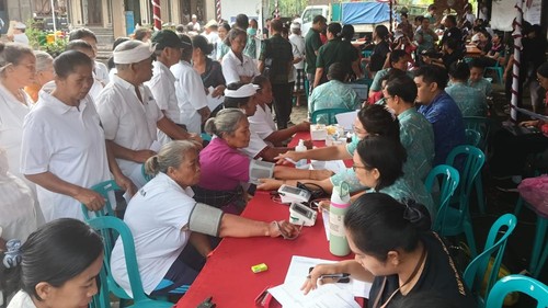 Para lansia sedang senam pagi dan menjalani pemeriksaan kesehatan di di Balai Banjar Bonjaka Tegalalang, Selasa (19/5/2026). (Dok Pemkab Gianyar).