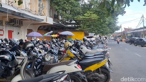 Parkir di salah satu pusat perbelanjaan di Kota Mataram, NTB, 20 Mei 2026. Nathea Citra/detikBali