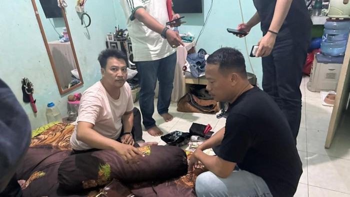 Pelaku jambret bocah di Ciputat Timur (berkaus warna salem) saat ditangkap polisi.