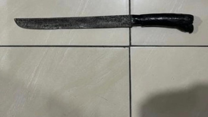 Barang bukti pembacokan berupa golok yang digunakan pelaku.
