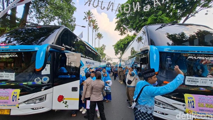 Pemberangkatan jemaah calon haji dari Pendopo KRT Sosro Koesoemo Pemkab Nganjuk