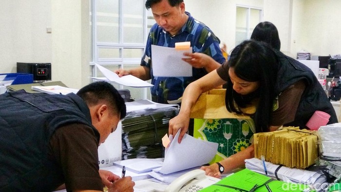 Pemeriksaan berkas dugaan kasus korupsi di Karawang.