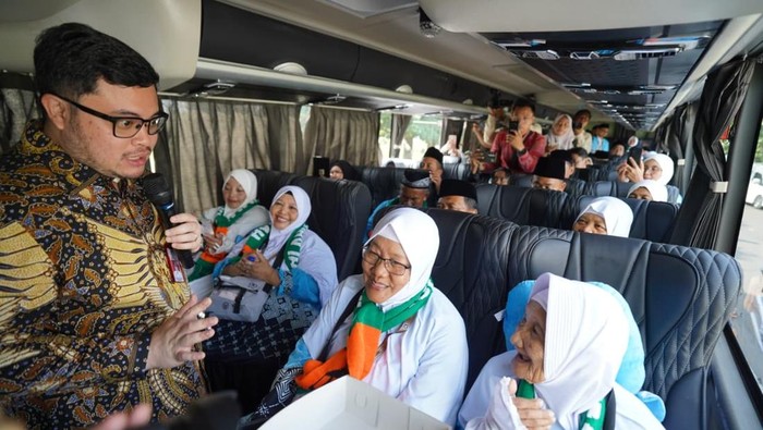 Bupati Kediri Hanindhito saat melepas keberangkatan calon jemaah haji