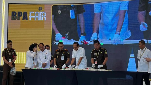 Pemusnahan jam tangan mewah KW di BPA Fair (Rumondang/detikcom) Pemusnahan jam tangan mewah KW di BPA Fair (Rumondang/detikcom)
