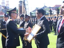Polda Bali Berikan Penghargaan kepada Anggota dan Satuan Kerja Berprestasi