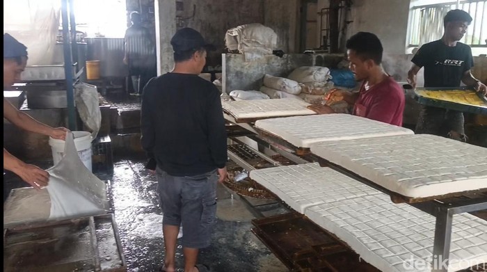Perajin tahu di Mangkubumi, Tasikmalaya.