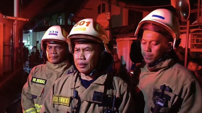 Perwira piket Sudin Gulkarmat Jakarta Timur Edi Purwoko (Devi/detikcom)