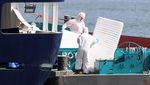 Petugas Berseragam Hazmat Sterilkan Kapal Pesiar Terdampak Hantavirus