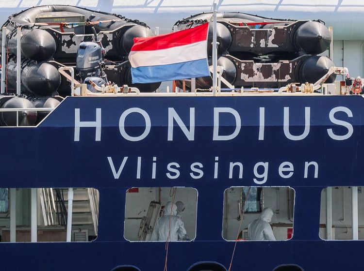 Petugas Berseragam Hazmat Sterilkan Kapal Pesiar Terdampak Hantavirus