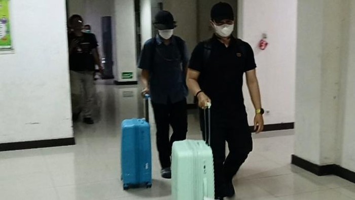 Petugas KPK saat membawa dokumen dengan koper di Ponorogo