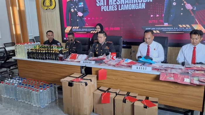 Polisi memperlihatkan barang bukti yang disita